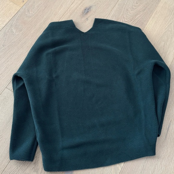 Uniqlo dark Forest green seamless V-neck sweater Medium - Picture 6 of 7